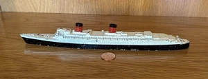 MINIC SHIPS TRI-ANG M702 RMS QUEEN ELIZABETH - Picture 1 of 3