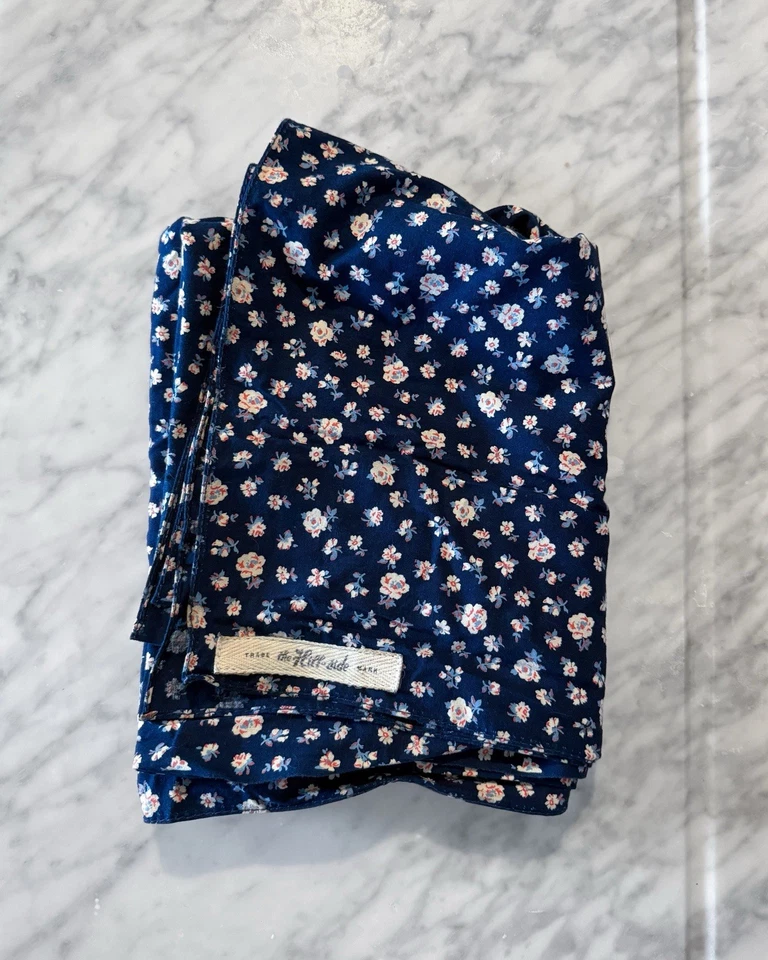 BUFANDA THE HILL-SIDE S70-035 RIBETE FLORAL ÍNDIGO ESTAMPADO DESCARGA AZUL MARINO Foto 1 de 1