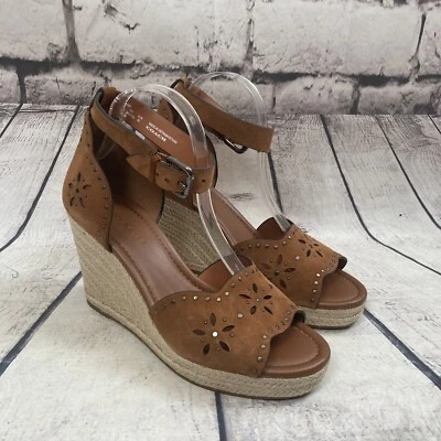 Sandalias Coach para mujer talla 9,5B Kelsi montura gamuza tono tachonado plataforma cuña Foto 1 de 4