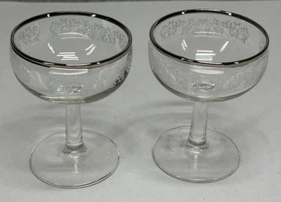 2 件复古银色边缘 Sherbet 玻璃香槟葡萄酒餐具套装白色花卉装饰 — 第 1/4 张图片