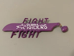 "BOTÓN PIN DE FÚTBOL AMERICANO DE COLECCIÓN DE LOS AÑOS 60 FIGHT Purple Riders 4 1/2" - Imagen 1 de 3