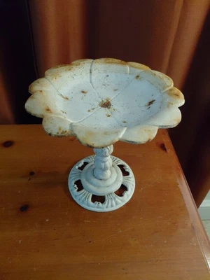 Alimentador ornamental rústico superior con forma de almohadilla de lirio para baño de pájaros de jardín de hierro fundido de 9" de alto  Foto 1 de 4