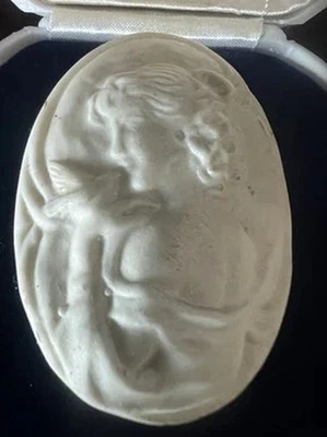 Kamee Keramik Weiß Frauen Tauben Flachrelief 4,2 CM H 5,6 Vintage - Bild 1 von 4
