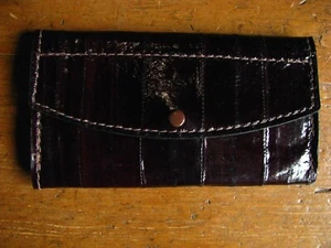 Neu Damen-Clutch glänzend dunkelbraun Pazifikaal Münzfach 6 Fächer Made in USA - Bild 1 von 6