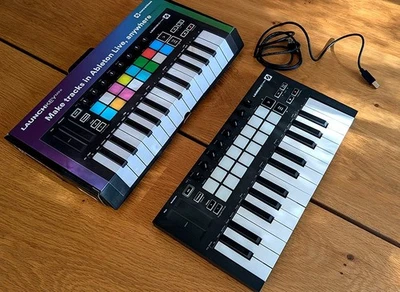 Novation Launchkey Mini MK3 25-Key MIDI Keyboard Controller. EXCELLENT CONDITION - image 1 of 3