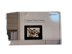 7" Digital Photo Frame 4:3 aspect ratio for optimal distortion-free display - Picture 1 of 2