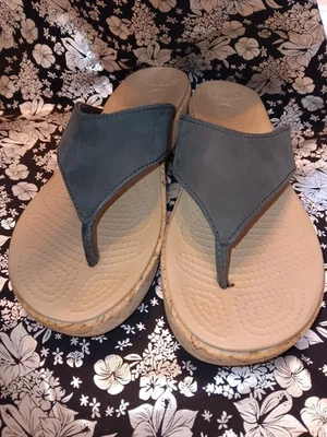 VERY NICE! W 7 Crocs Flip Flops Women A Leigh 14933 TAN Cork Wedge Thong Black  - Image 1 of 4