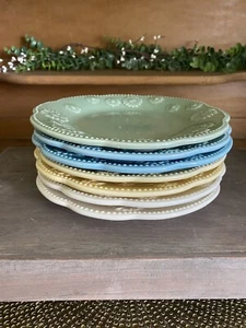 Juego de 7 platos de flores festoneadas pastel de gres esmaltado Dine by HD Designs 8,5" - Imagen 1 de 11