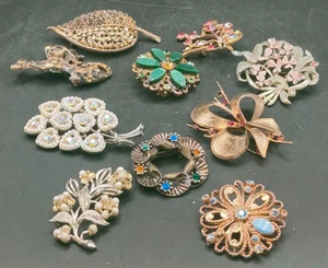 Menge 10 Vintage Kostüm Broschen verschiedene Stile Strass Kunstperlen & Emaille - Bild 1 von 3