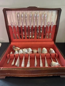 Oneida Community Orquídea Blanca Plateado 77 piezas Cubiertos 1953 + 1 cofre BRILLANTE - Imagen 1 de 19