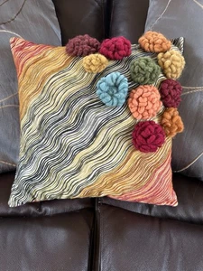 Pier 1 (Uno) Crochet 3D Floral Almohada Cuadrada Decorativa Tonos Tierra Boho 12x12” - Imagen 1 de 8