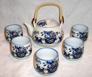 TRADITIONELLE JAPANISCHE TEEKANNE & 5 TASSEN FEINPORZELLAN - HERREN MIT WAGENDESIGN - NEU  - Bild 1 von 10