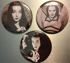 JUEGO DE BOTONES PIN VAMPIRO FAMILIA MUNSTERS ADDAMS 2,25" - Lilly Morticia Horror Goth - Imagen 1 de 4