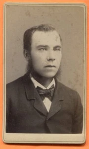 CDV Minneapolis, MN, Ritratto di un uomo barbuto, di Larson, circa 1880 timbro posteriore - Foto 1 di 3