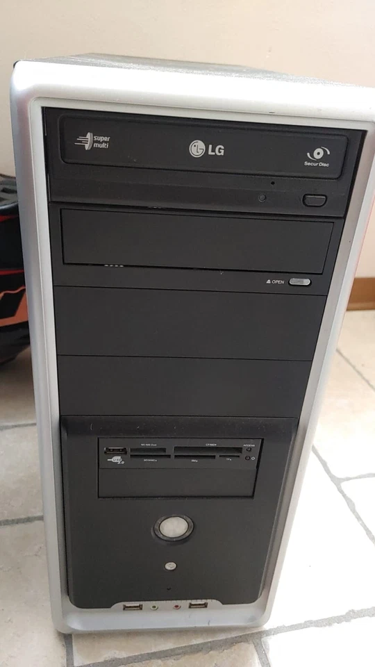 Computer fisso LG nero con scheda video Geforce 210, Intelcore 2 E8500 3.16 GHz  - Immagine 1 di 3