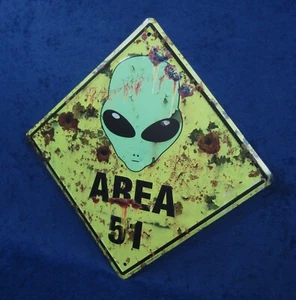 ÁREA 51 - *HECHO EN EE. UU.* Letrero de metal en relieve - Yarda hombre cueva garaje tienda bar decoración (G) - Imagen 1 de 9