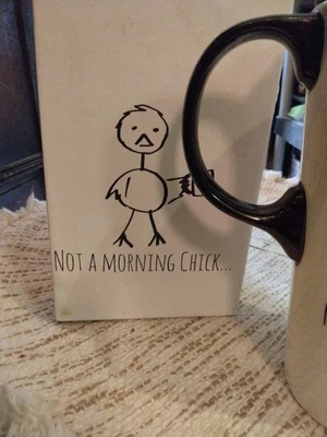 Taza de café Cypress Refresh "Not A Morning Chick" con tapa marfil porcelana negra   Foto 1 de 3