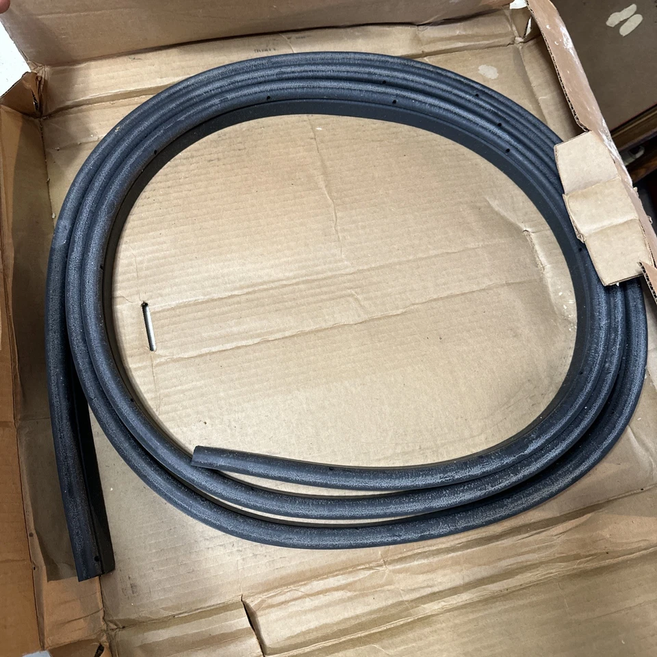 Vedação de porta-malas Ford D9AZ5443720A fabricante de equipamento original 1980-87 Lincoln Continental - Imagem 1 de 4