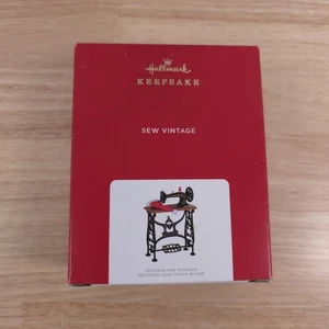 Hallmark COSER VINTAGE Máquina de Coser Adorno 2021 Recuerdo Navidad - Imagen 1 de 10