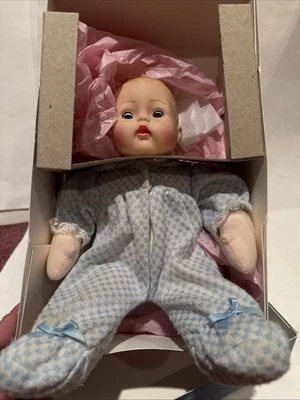 Madame Alexander 29210 Blue Check Huggums 12英寸乙烯基柔软布身体婴儿娃娃 — 第 1/4 张图片