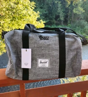 Nuevo con etiquetas Bolso de Lona Herschel Sutton Medio Volumen Cuervo Viaje Draft Kings Deportes NFL Foto 1 de 4