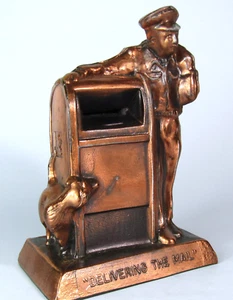 CARTERO BANCARIO CARTERO METAL BRONCEADO VINTAGE ENTREGANDO EL CORREO EN BUZÓN - Imagen 1 de 10
