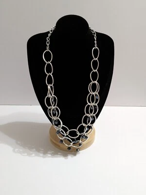 Collar de doble capa de eslabones ovalados tono plata con cuentas acrílicas facetadas azules.  Foto 1 de 4