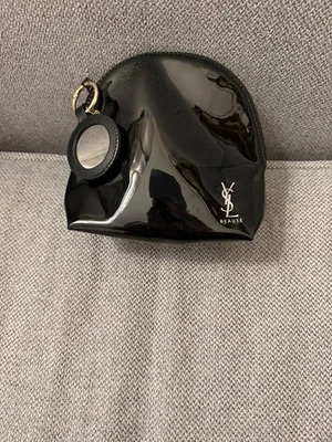 Bolso cosmético Yves Saint Laurent Beaute charol negro con espejo Foto 1 de 4