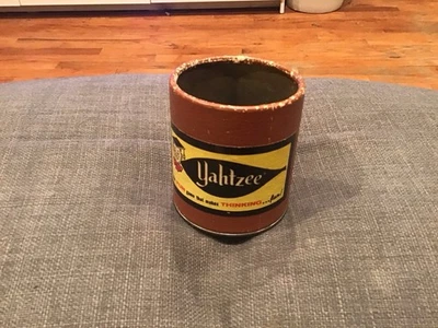 Vintage 1960s Yahtzee Jogo Substituição Couro/Cartão Marrom Amarelo Copo de Dados - Imagem 1 de 4
