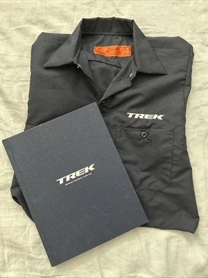 Trek Bicycle Book “History Of The Bike Company” Waterloo, WI y Red Kap Shirt Foto 1 de 4