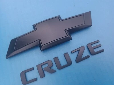 EMBLEMA CON LETRAS NEGRAS CHEVY CRUZE LT CON LOGOTIPO DE PAJARITA CHEVROLET Foto 1 de 4