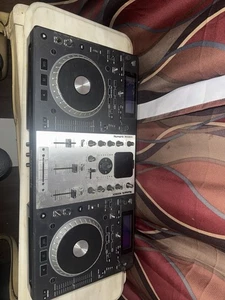 Numark Mixdeck Digital DJ Controller - Picture 1 of 6