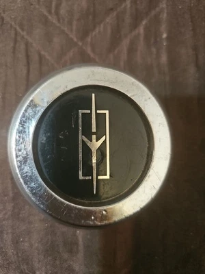 Tampa central de roda vintage Oldsmobile 2 5/8"  - Imagem 1 de 2