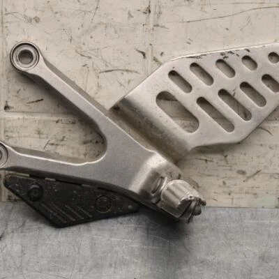 Yamaha YZF R6 2006 juego trasero izquierdo estriba conductor reposapiés parada BB560 Foto 1 de 4