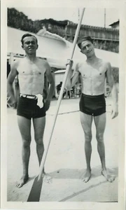 ALTES FOTO - VINTAGE SNAPSHOT - MANN MUSKEL NACKTER OBERKÖRPER BADEANZUG - MAN 6 - Bild 1 von 1
