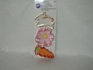 WILTON Springtime 3 pezzi metallo COOKIE CUTTER SET ~ coniglietto ~ fiore ~ carota NUOVO - Foto 1 di 2