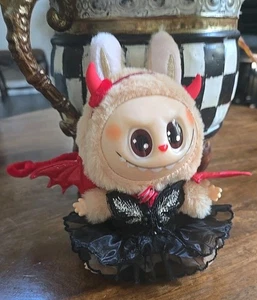 The Monsters Devilishly Cute Vinal Plüschpuppe + OUTFIT "No QrCode" US-Verkäufer - Bild 1 von 7
