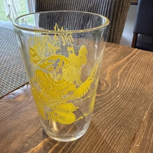 RARO Vaso de Beber Vintage Años 60 Davy Crockett Amarillo Pintado 10oz Enemigo Indio - Imagen 1 de 8