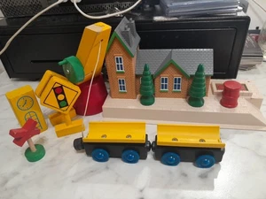 Thomas & Friends/ Brio Accessories Good Preowned Condition - Picture 1 of 9