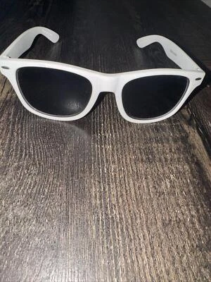 复古白色促销马里布太阳镜 — 第 1/3 张图片