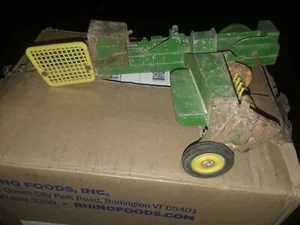 Empacadora de heno cuadrada Ertl John Deere 24T de colección con eyector de pacas escala 1:16 - Imagen 1 de 4