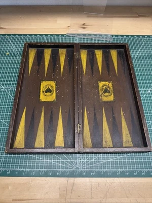 Antiguo hermoso tablero de ajedrez plegable de 17 x 17” y backgammon hecho a mano y pintado Foto 1 de 4