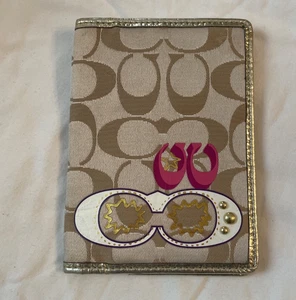 Coach Poppy Gold/Beige Graffiti Passport Card Case Geldbörse Clutch Geldbörse - Bild 1 von 5