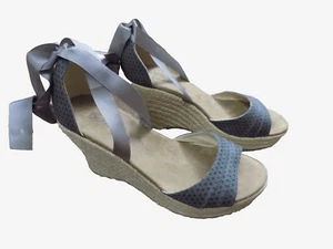 Bearpaw 1.25" platform 3.75" Wedge Sandals 9 Gray Dots Ribbon Wrap Ankle Straps - Picture 1 of 10