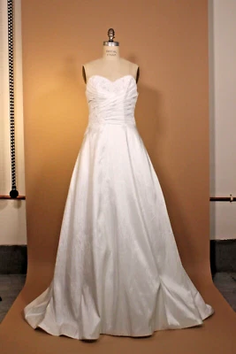 Nuevo Vestido de Novia Alfred Angelo, Satén Línea A, Blanco, un fruncido simétrico Foto 1 de 4