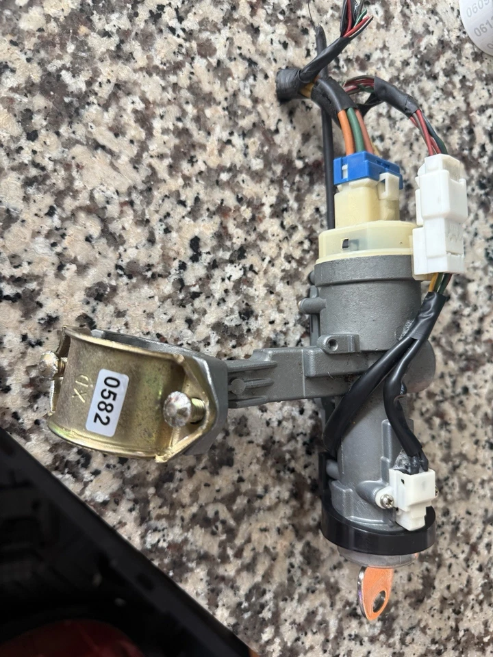 2001 - 2006 现代伊兰特点火锁气缸钥匙适用于 81900 - 2DA00 带钥匙 — 第 1/4 张图片