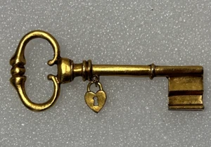 Vintage Heart and Key Brooch, Gold Tone Key to My Heart Lapel Pin ~ Unmarked - Picture 1 of 5