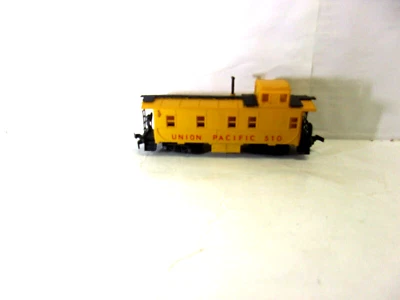 D5  (HO)Vintage RoCo35' Union Pacific #510 -5 window Caboose,  w/ worker on back - Image 1 of 4