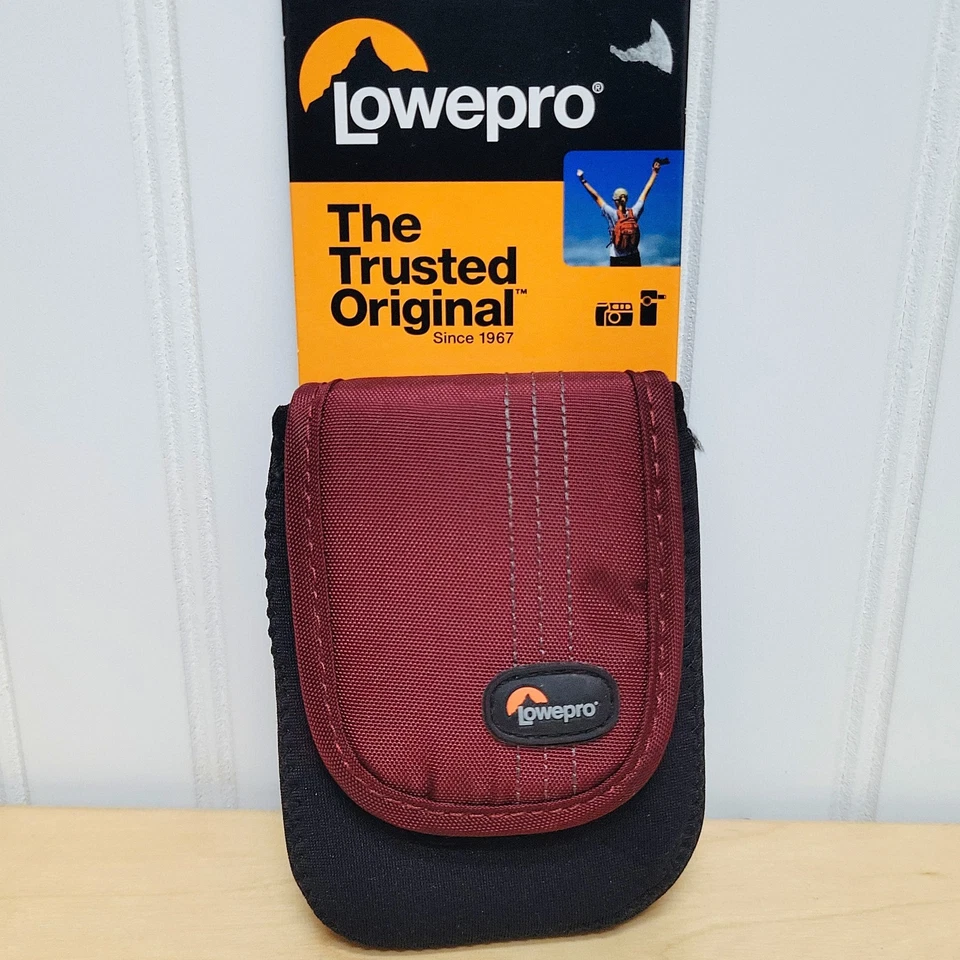 Lowepro 4x3 Camera Case Dublin 20 Compact Soft Case Sd Card Pocket Red Black - Image 1 of 3