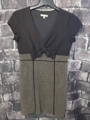 Vestido Sandra Darren Gris y Negro Vaina Cremallera Lateral con Acento de Lazo Talla 10P Pequeño Foto 1 de 4